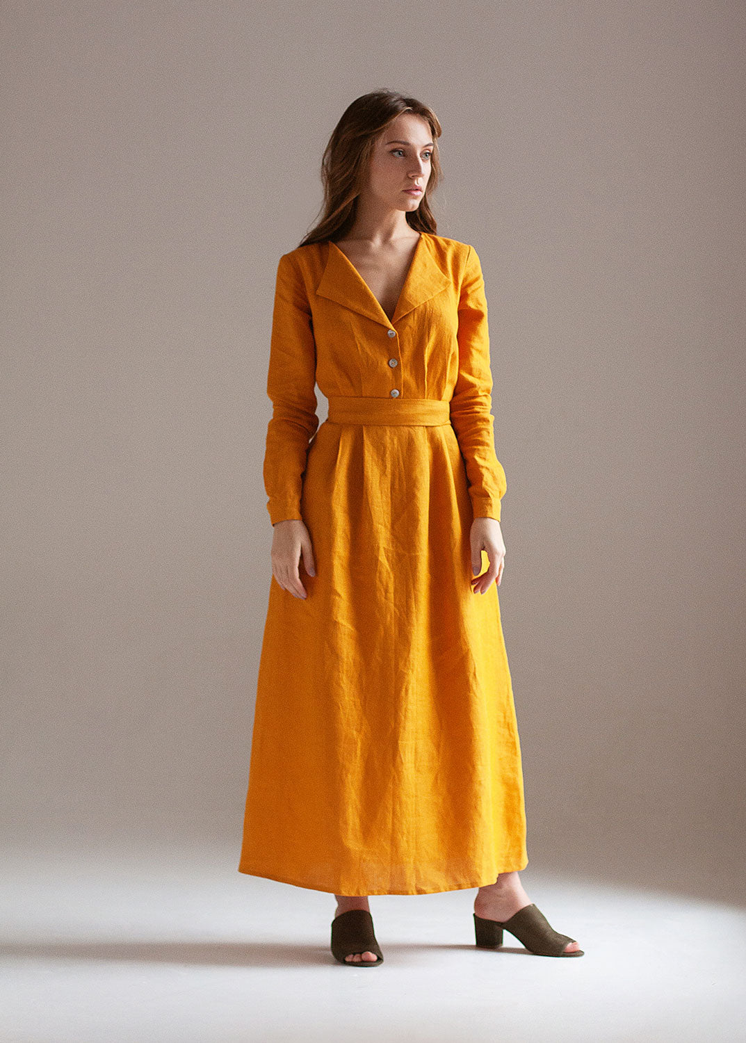 Robe longue en lin jaune moutarde "Janet" avec boutons