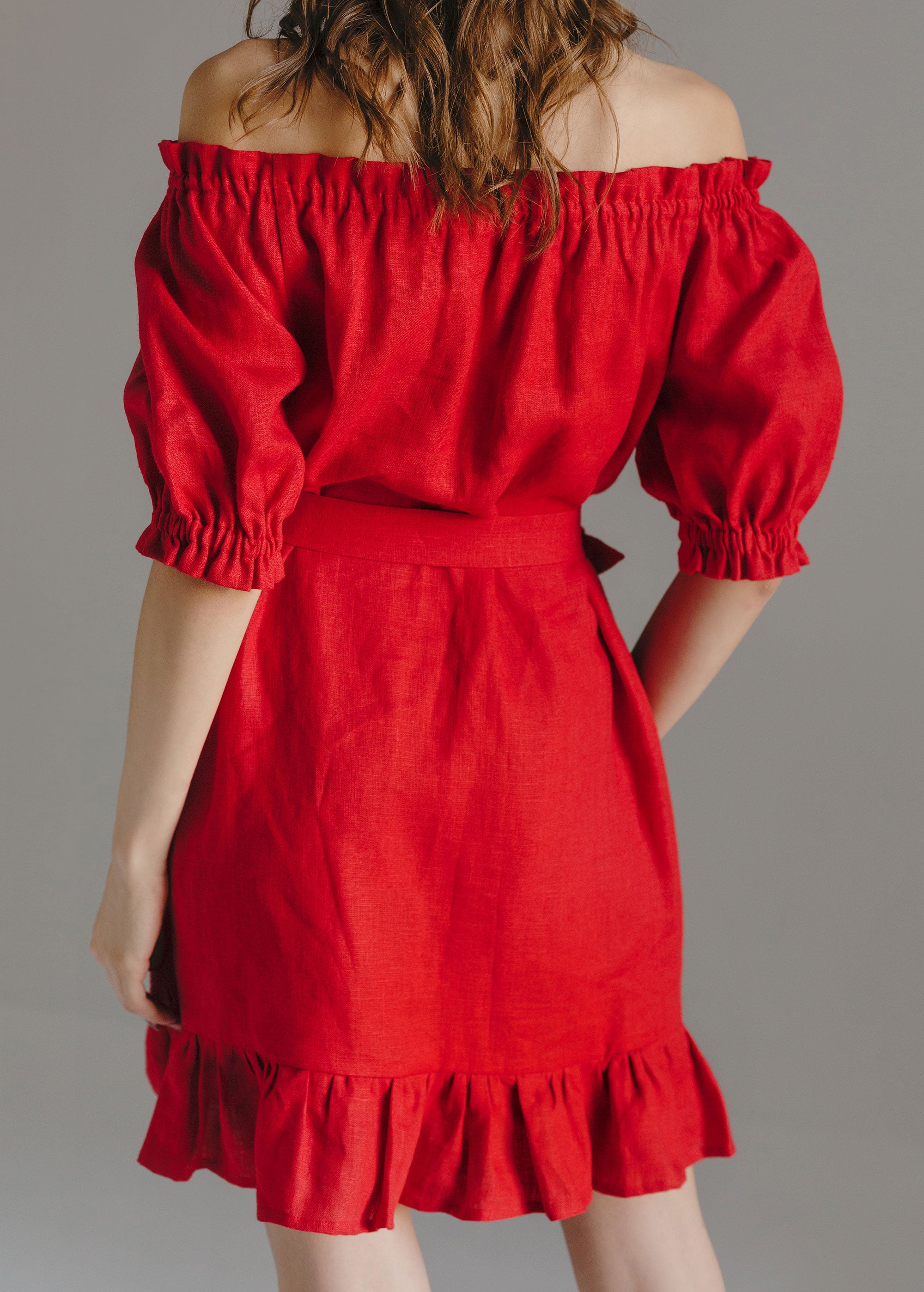 "Lia" Robe courte rouge à épaules dénudées