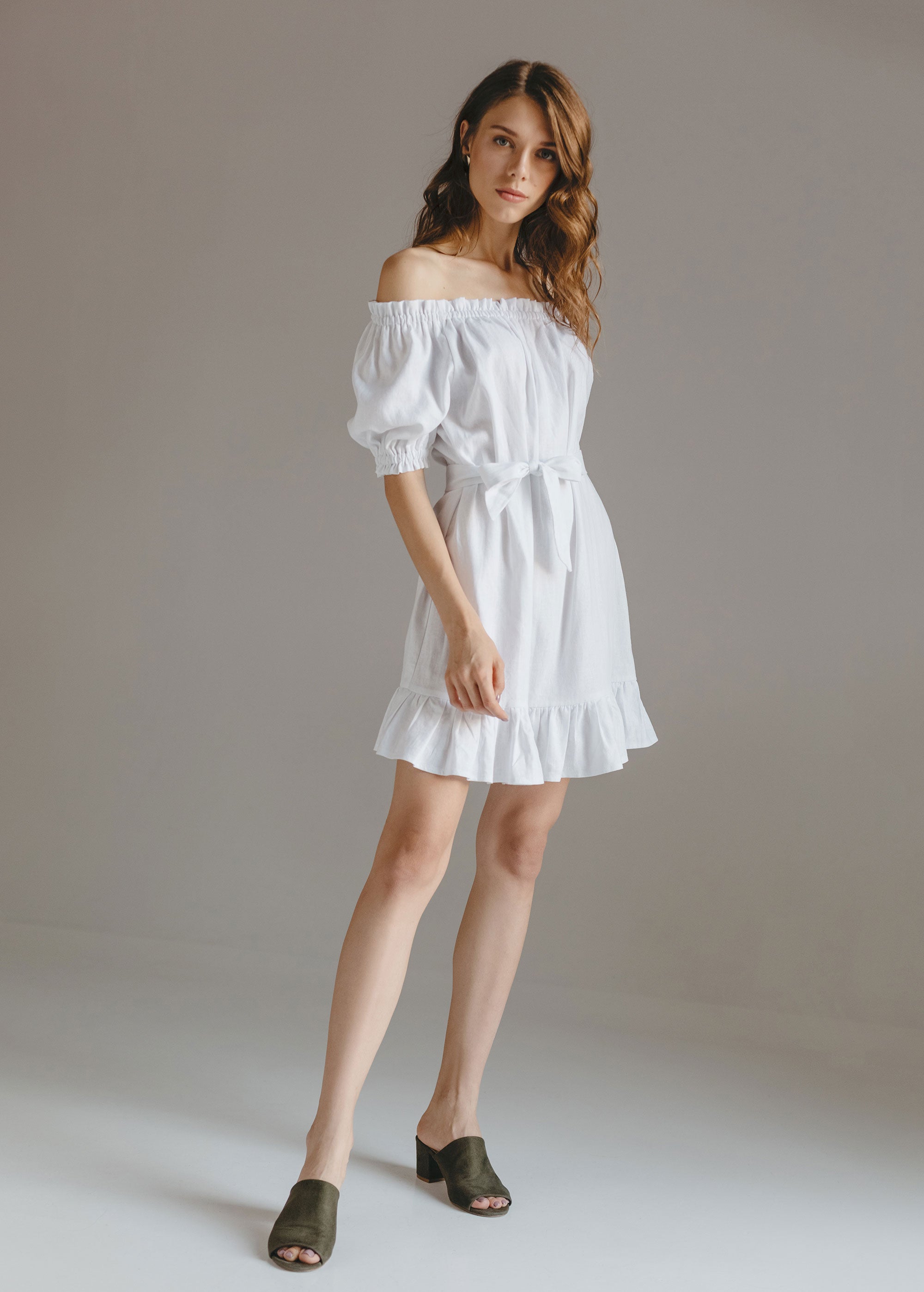 "Lia" kurzes weißes schulterfreies Kleid