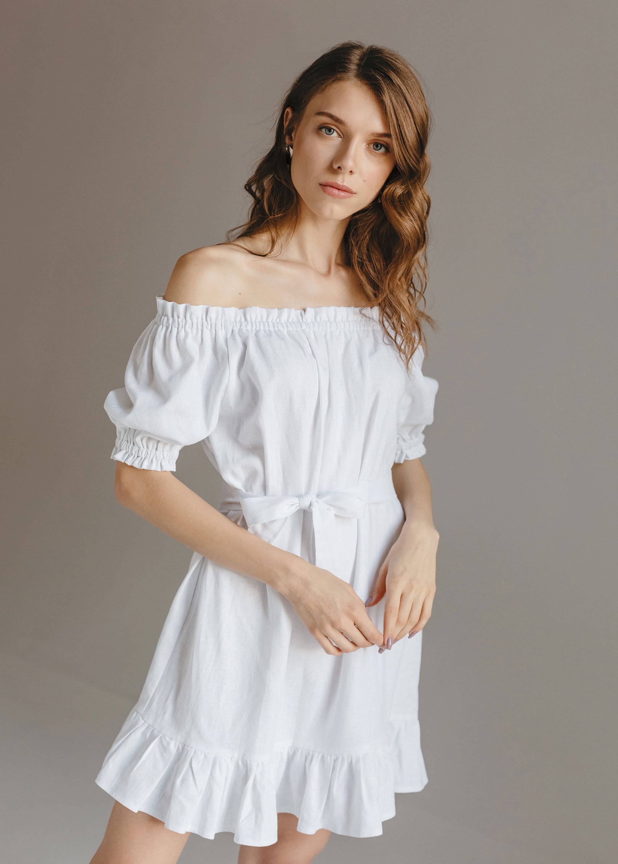 "Lia" kurzes weißes schulterfreies Kleid