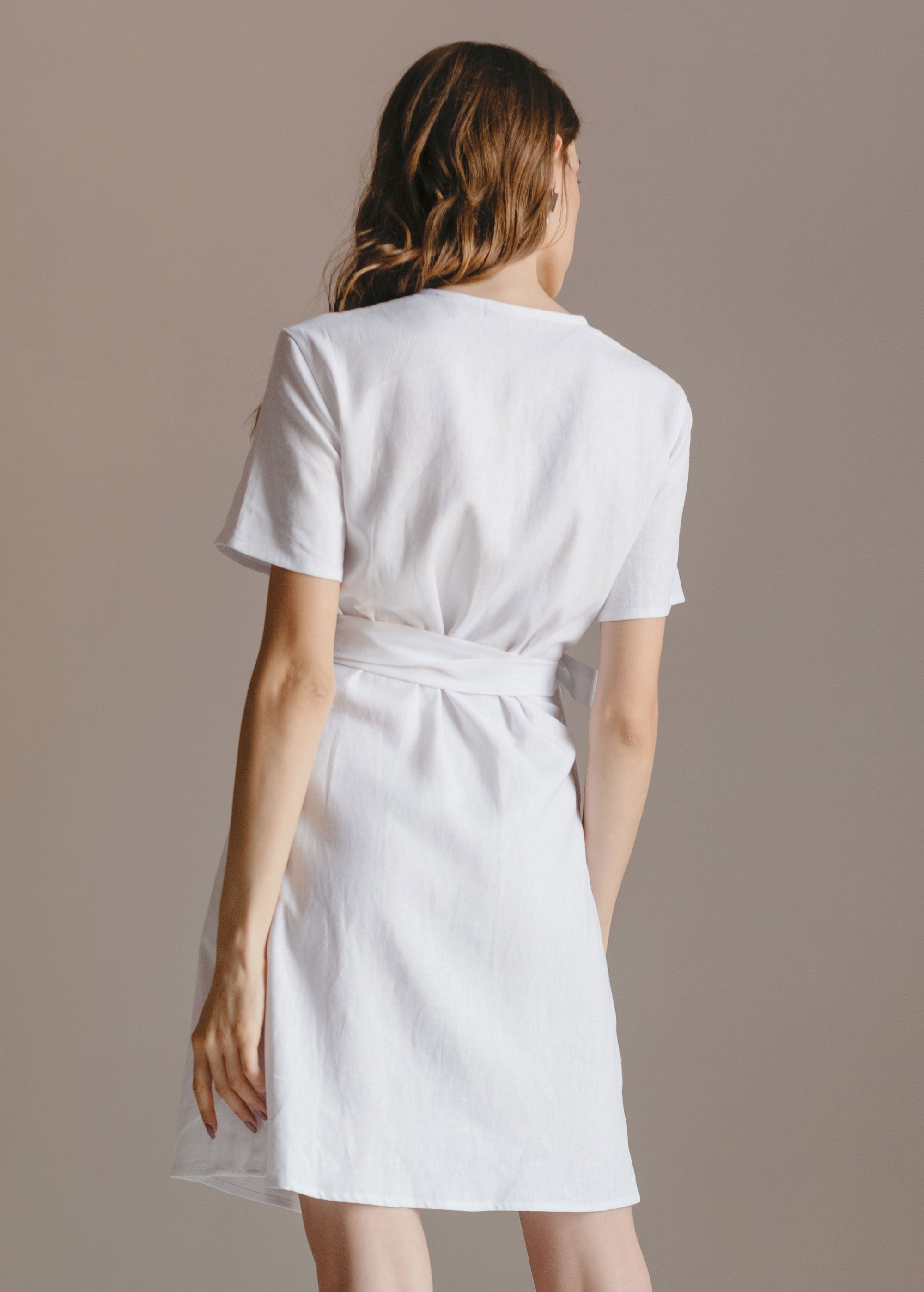 Mini-robe portefeuille en lin blanc "Zoey"